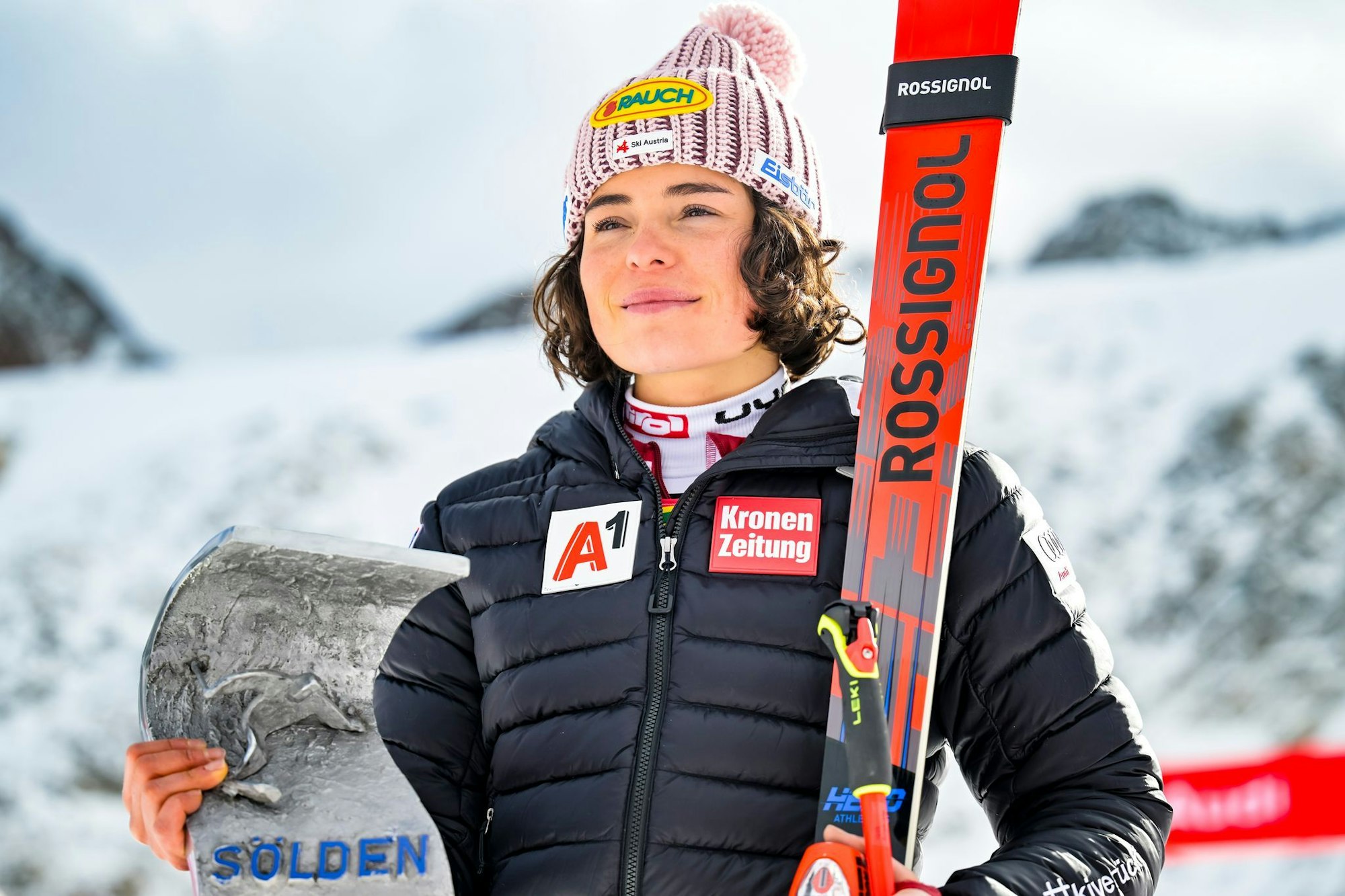 Stolze Siegerin: Julia Scheib nach ihrem Triumph in Sölden.
