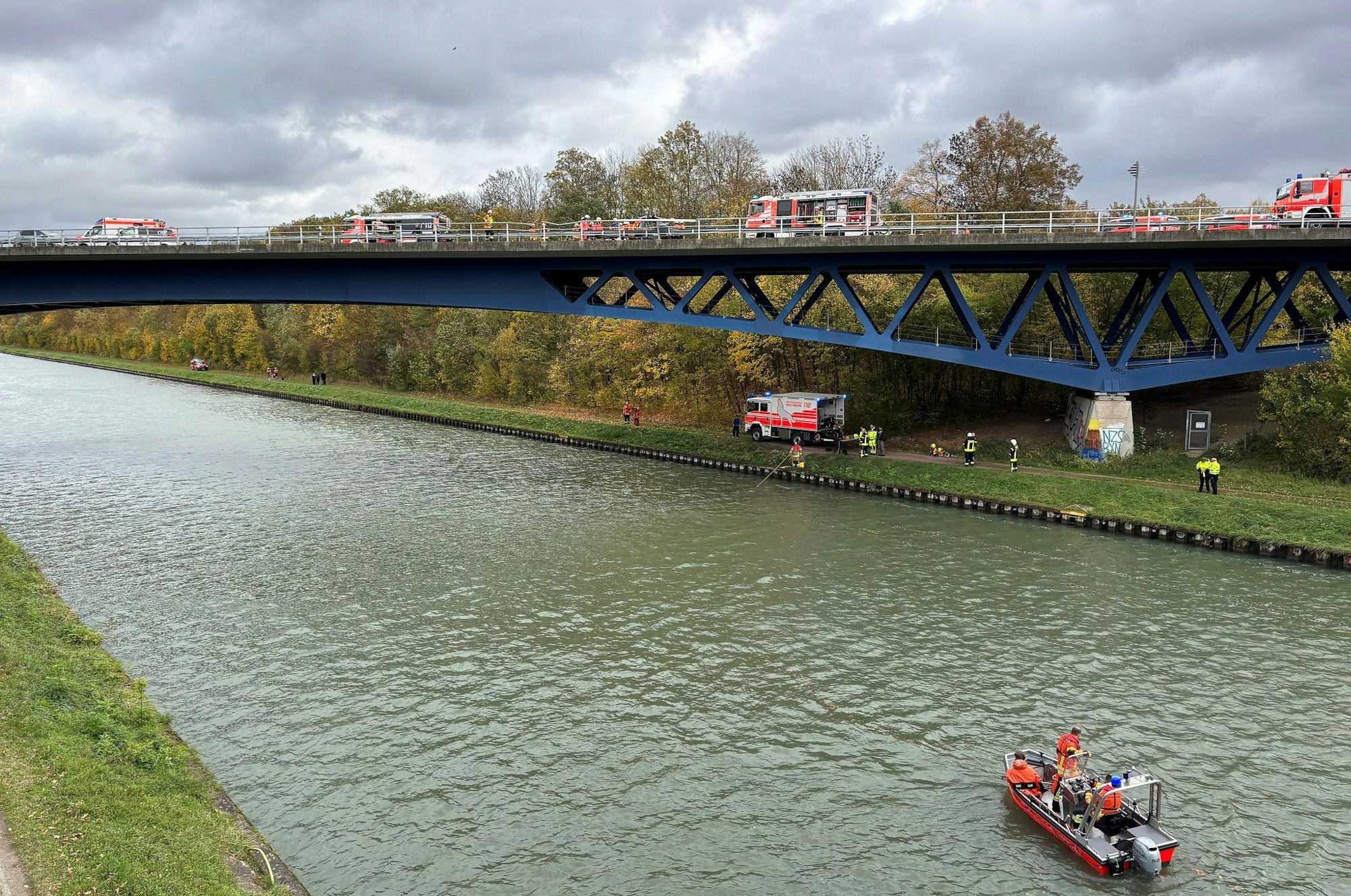 Rettungskräfte der Feuerwehr sind an der Unfallstelle auf der Bundesstraße 4 an einer Brücke über den Mittellandkanal im Einsatz.