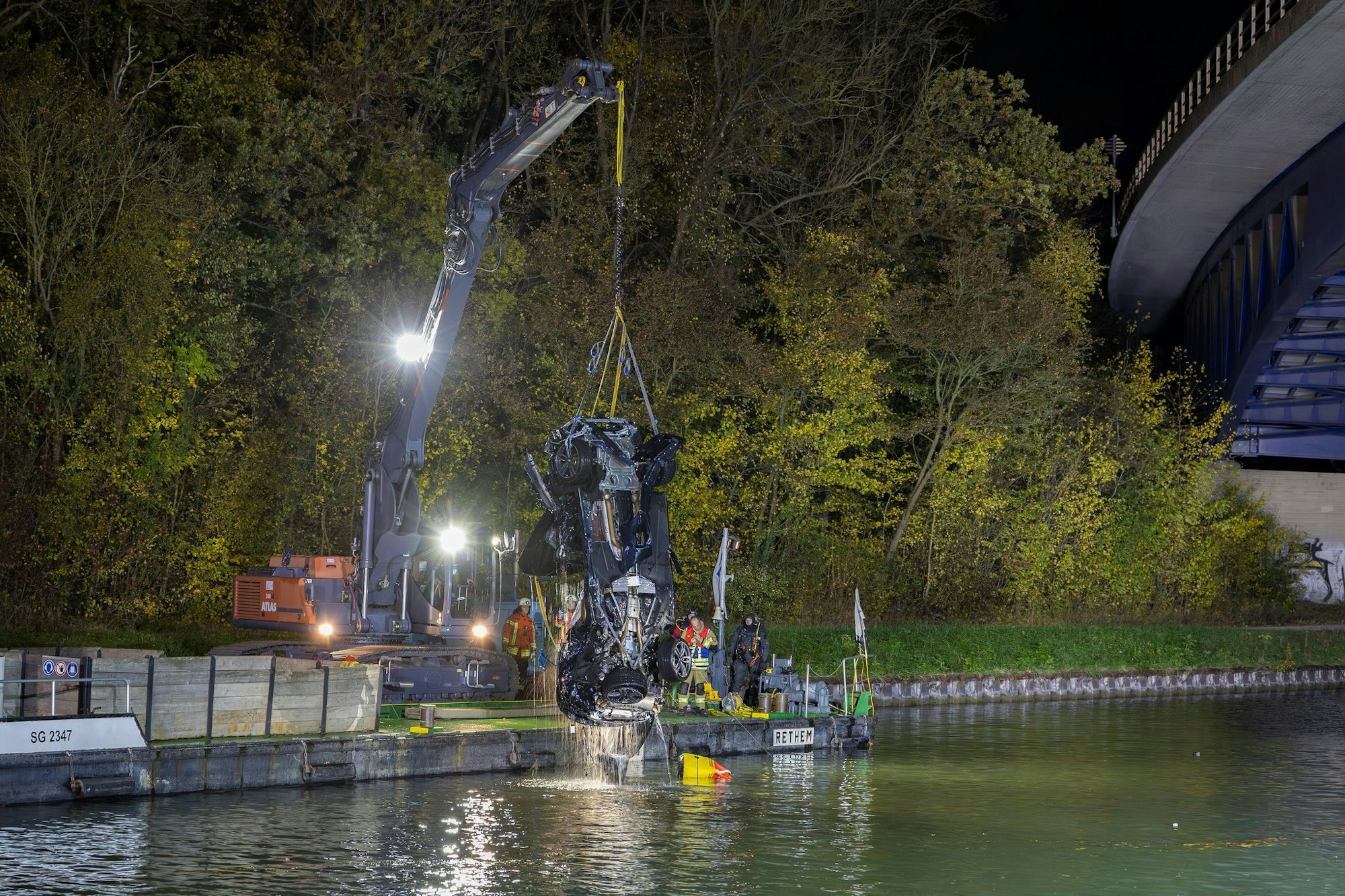 Am Samstagabend wurde mit Hilfe eines Kranfahrzeugs das Auto aus dem Mittellandkanal geborgen.