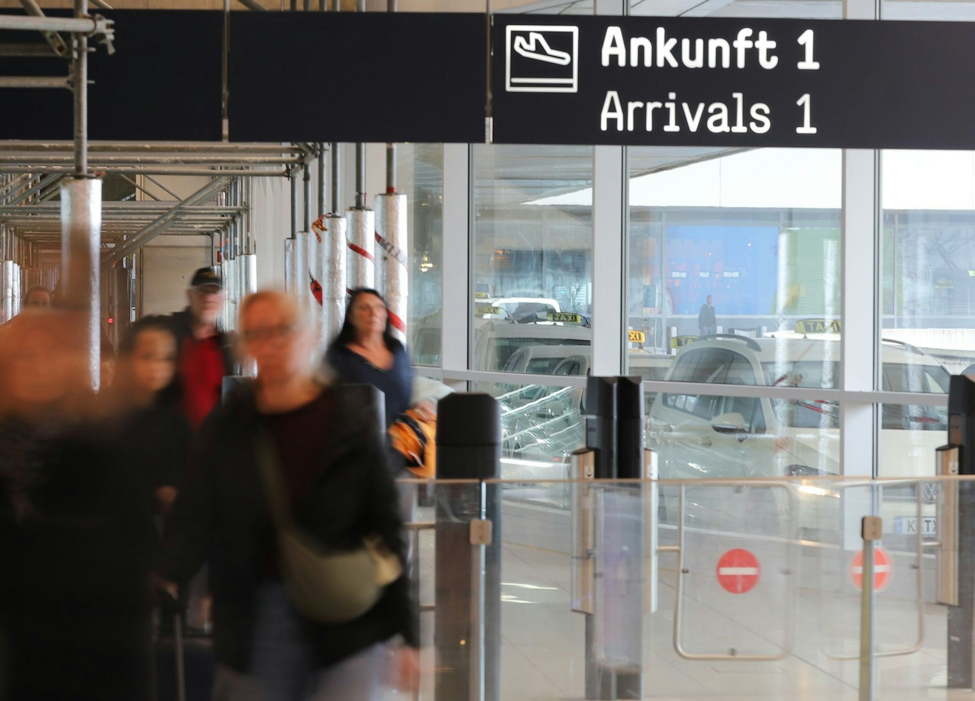 Trotz großen Andrangs gab es an den großen Flughäfen in NRW bislang kaum Verzögerungen.