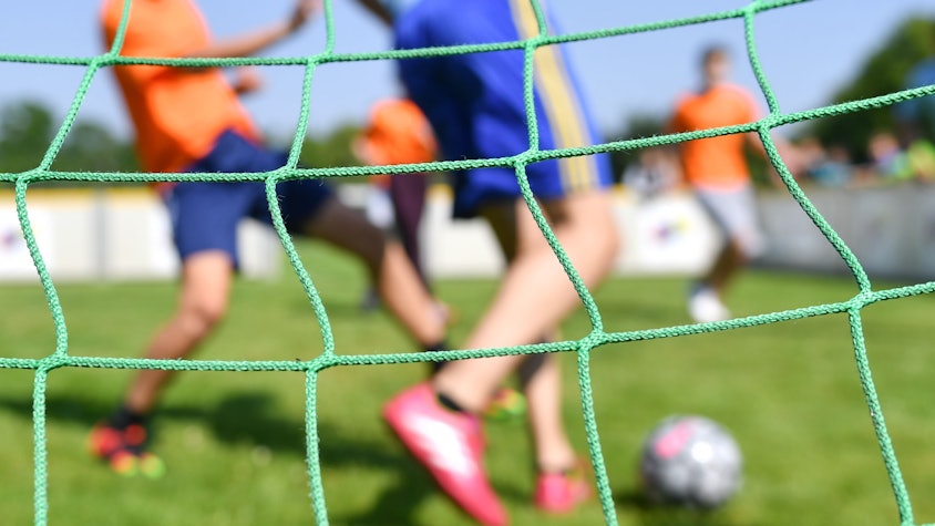 ARCHIV - 05.06.2016, NA, ---: ILLUSTRATION - Kinder spielen auf einem Sportplatz Fußball. (zu dpa: «Urteil erwartet in Missbrauchsprozess gegen Fußballtrainer») Foto: Uwe Anspach/dpa +++ dpa-Bildfunk +++