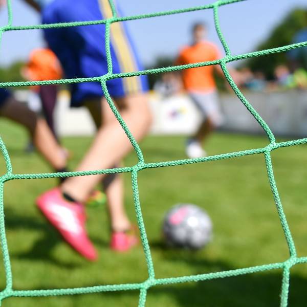 ARCHIV - 05.06.2016, NA, ---: ILLUSTRATION - Kinder spielen auf einem Sportplatz Fußball. (zu dpa: «Urteil erwartet in Missbrauchsprozess gegen Fußballtrainer») Foto: Uwe Anspach/dpa +++ dpa-Bildfunk +++
