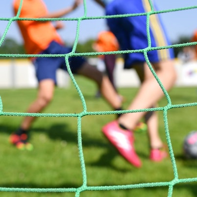 ARCHIV - 05.06.2016, NA, ---: ILLUSTRATION - Kinder spielen auf einem Sportplatz Fußball. (zu dpa: «Urteil erwartet in Missbrauchsprozess gegen Fußballtrainer») Foto: Uwe Anspach/dpa +++ dpa-Bildfunk +++