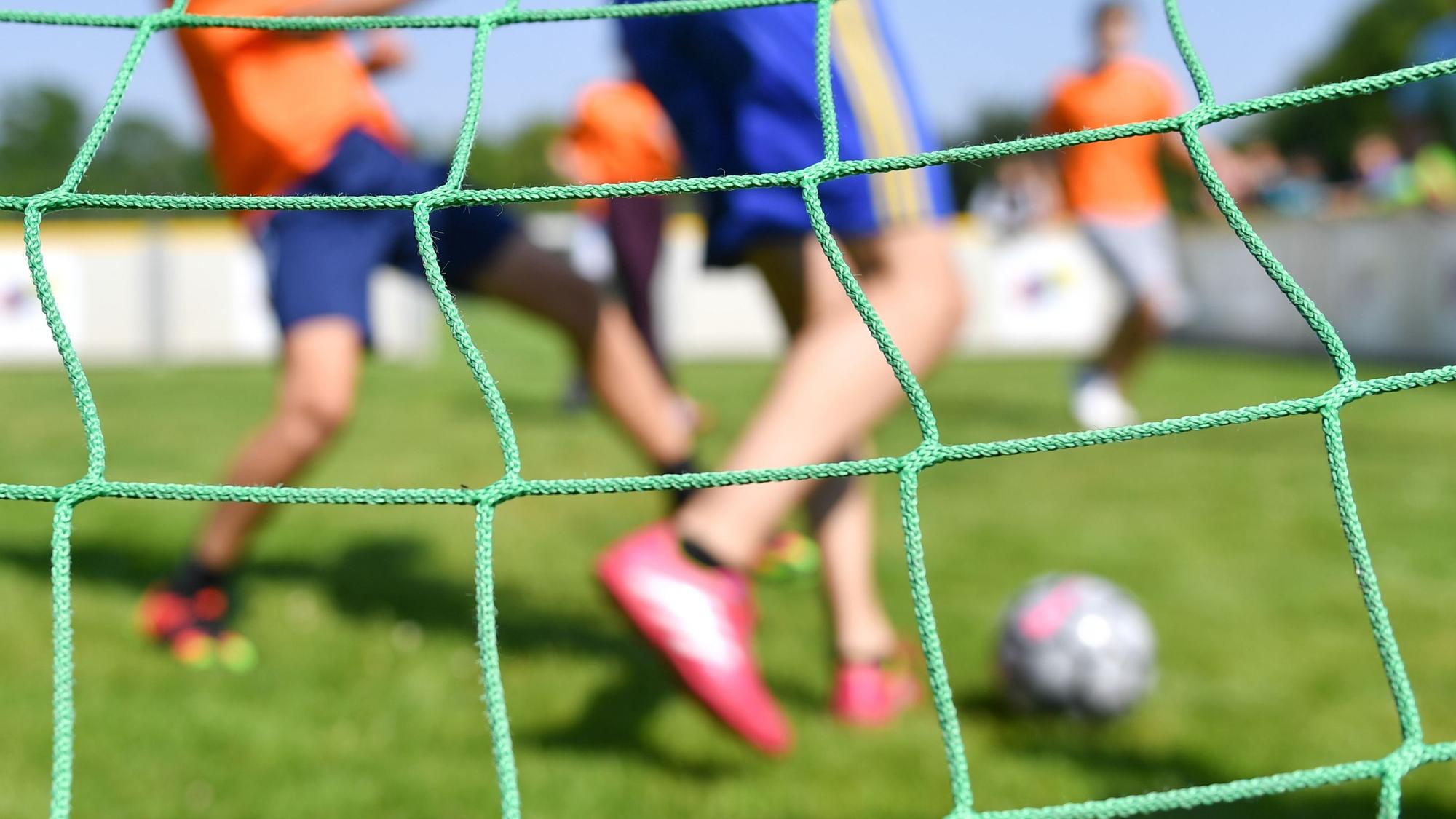 ARCHIV - 05.06.2016, NA, ---: ILLUSTRATION - Kinder spielen auf einem Sportplatz Fußball. (zu dpa: «Urteil erwartet in Missbrauchsprozess gegen Fußballtrainer») Foto: Uwe Anspach/dpa +++ dpa-Bildfunk +++