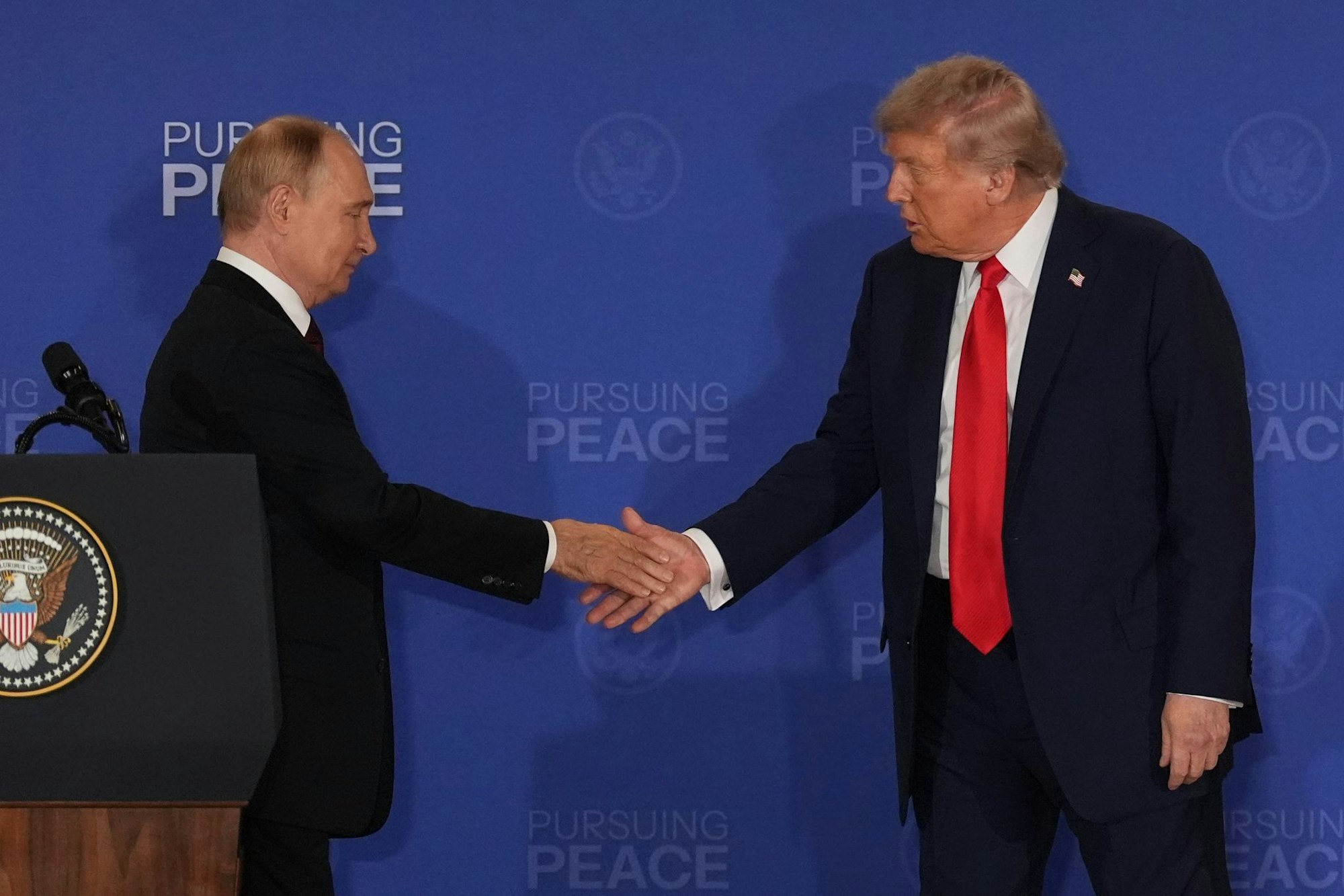 Erst wenn er sich eines Deals sicher sein kann, möchte Trump nach eigenen Angaben Putin erneut treffen. (Archivbild)