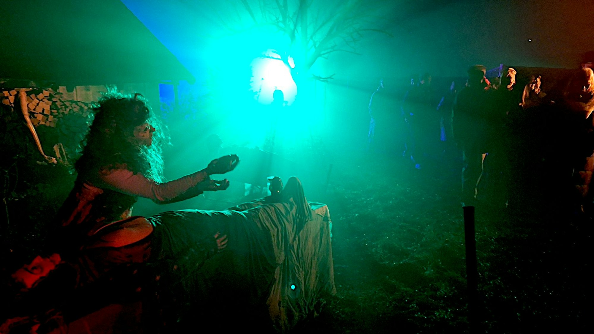 Eine Vampirin versucht, die Besucher beim Halloween-Spektakel auf der Burg Satzvey anzulocken.