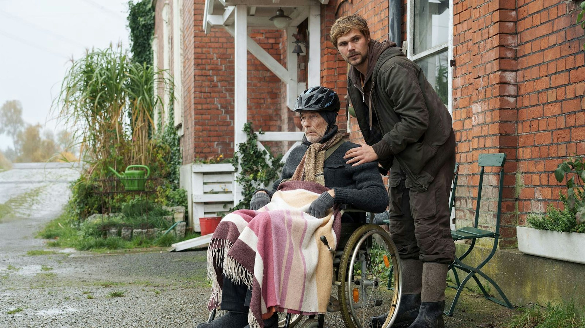 Pit Feldhusen (Josef Volmer, links) ist schwer krank. Sein Sohn Sven (Henning Flüsloh) hat nun die Verantwortung für den Familienhof. (Bild: NDR/Christine Schroeder)