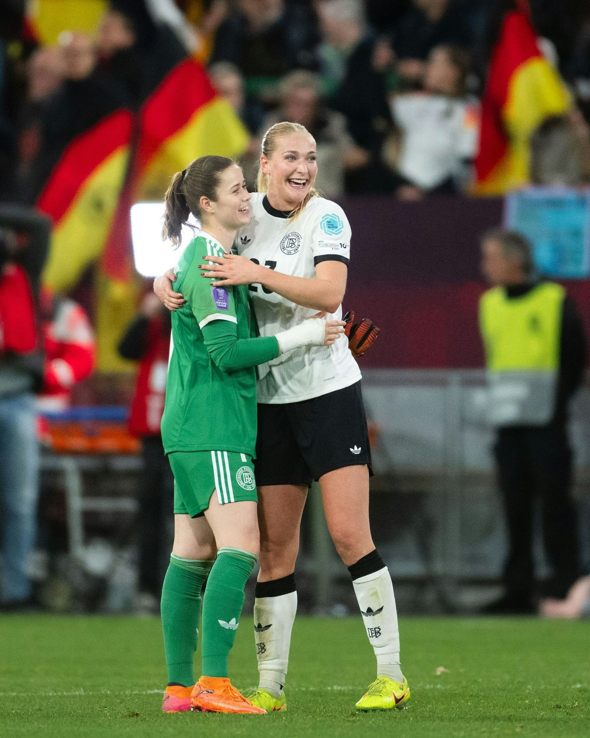 Gewinnerinnen beim Frankreich-Spiel: Torhüterin Stina Johannes (l.) und Debütantin Camilla Küver