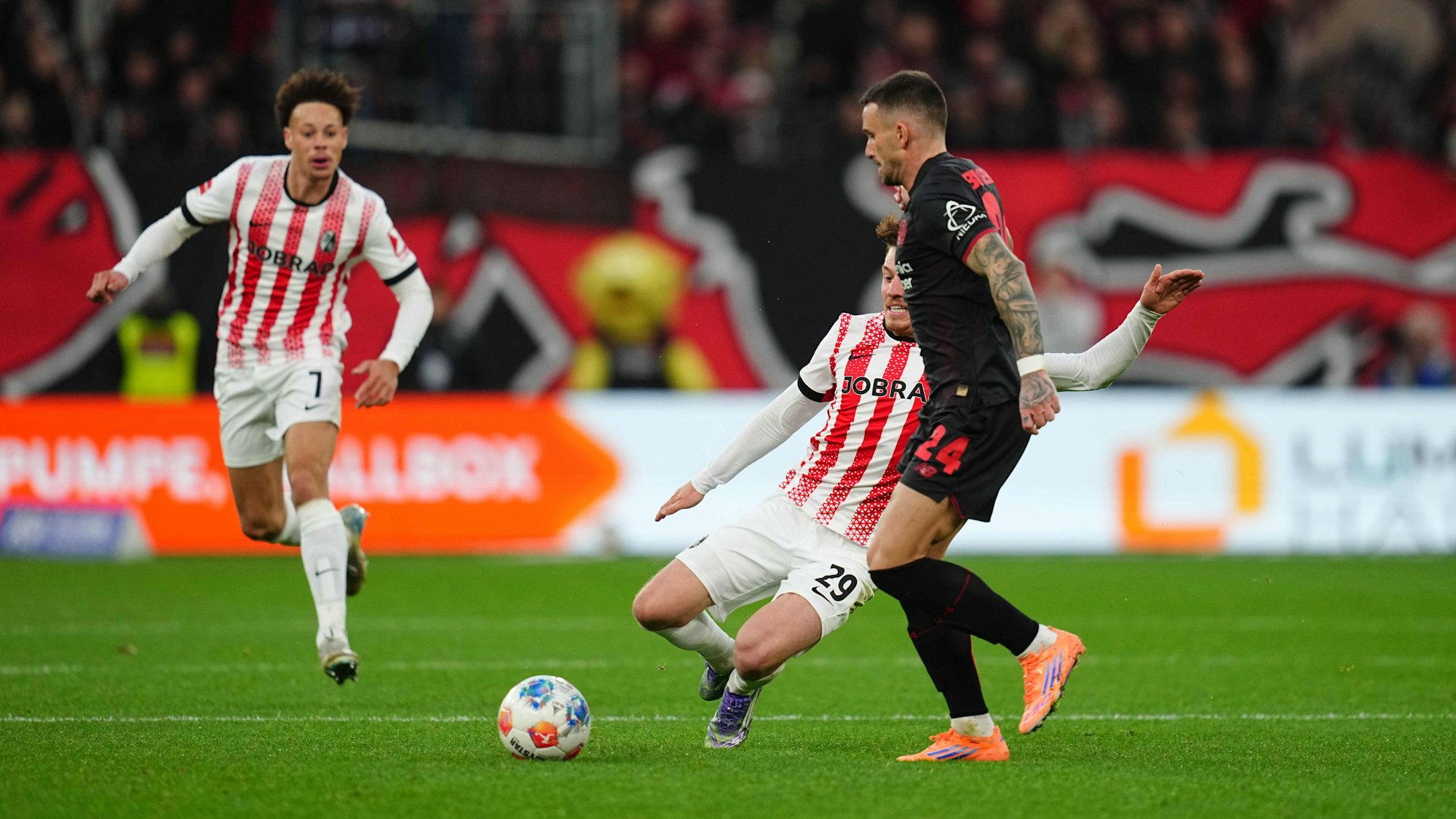 Aleix García zeigte eine starke Leistung, hier im Duell mit Freiburgs Philipp Treu.