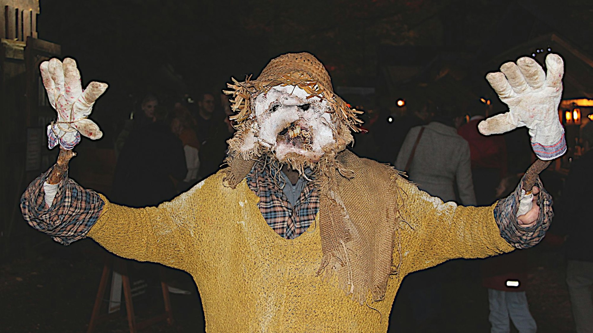 Ein als Vogelscheuche verkleideter Mann ist zu sehen.