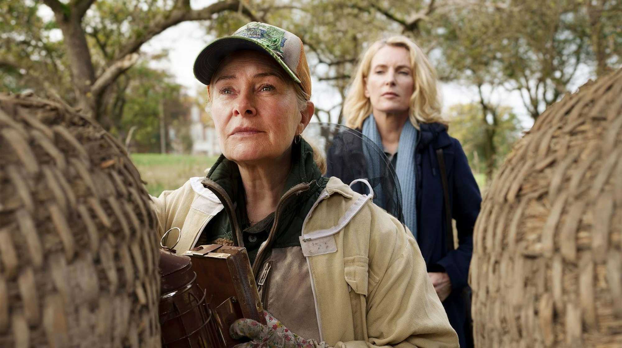 Charlotte Lindholm (Maria Furtwängler, rechts) will von Biohof-Inhaberin und Honig-Produzentin Marlies Feldhusen (Lina Wendel) wissen, was auf dem Hof so hinter den Kulissen läuft.
 (Bild: NDR/Christine Schroeder)