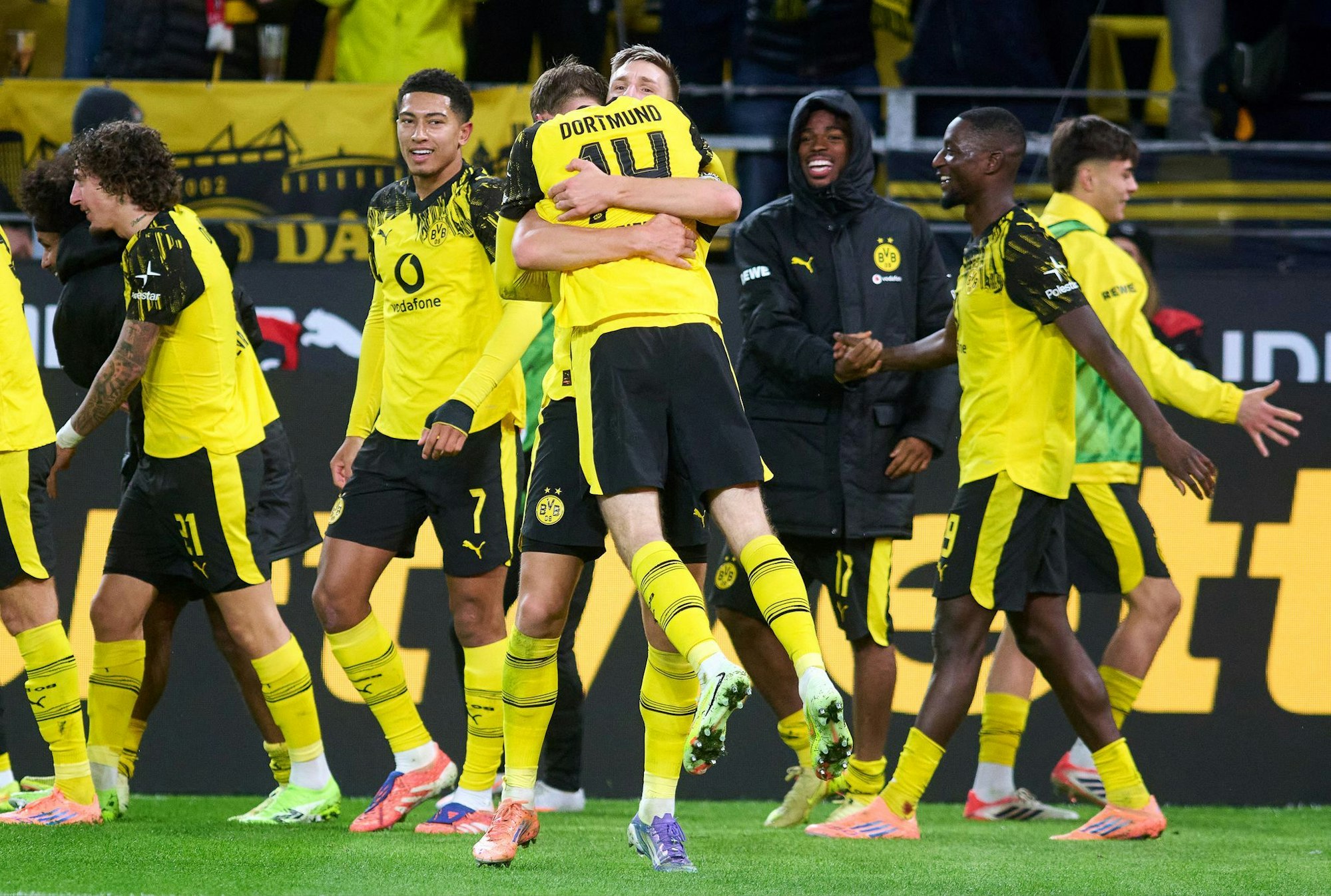 Der Matchwinner muss einstecken: Maximilian Beier wird geherzt von seinen Mitspielern.