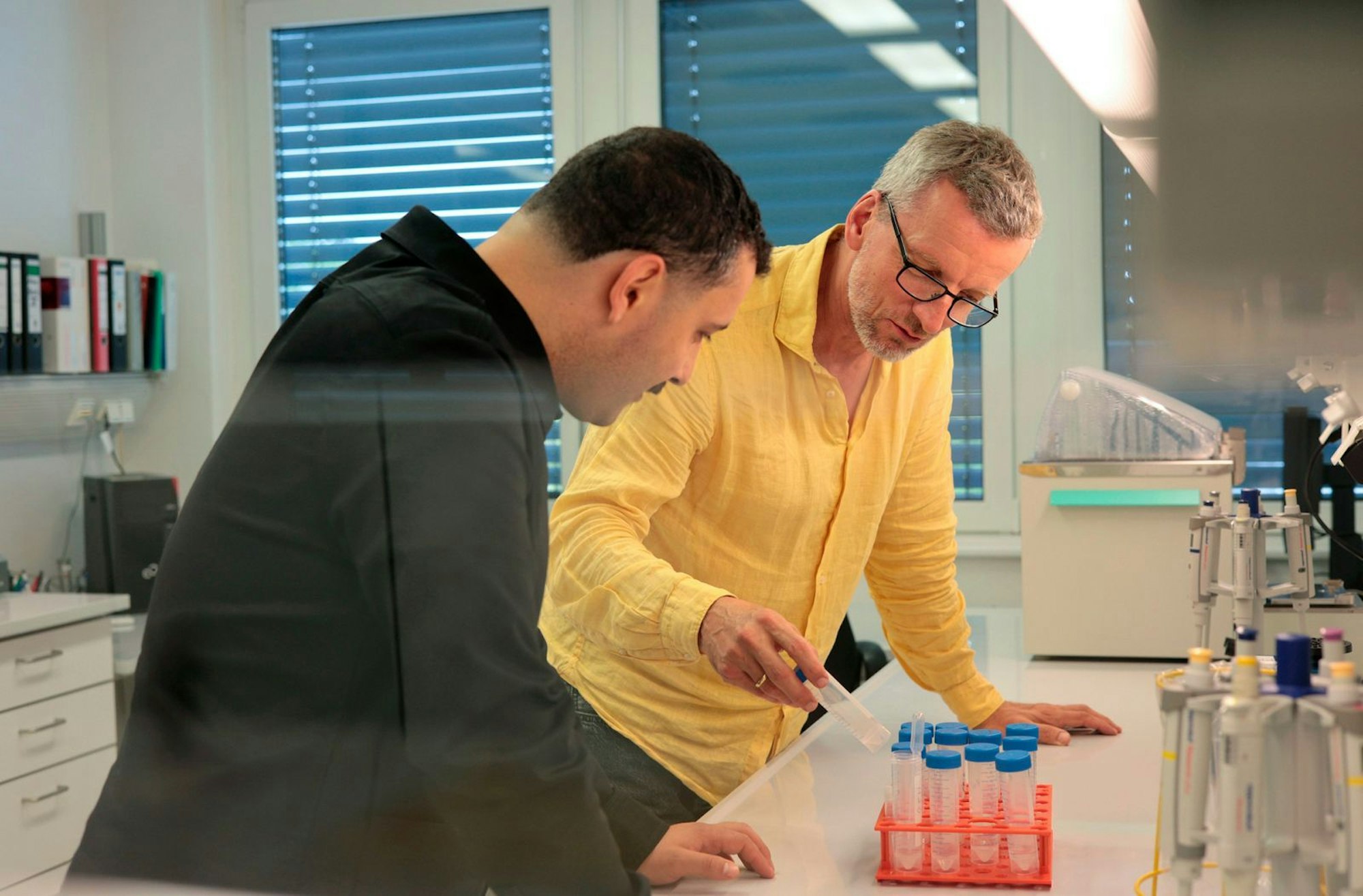 Aktivist und Moderator Anil Altintas (links) spricht mit Psychologe Oliver Schultheiss über den Einfluss von Hormonen auf unser Verhalten. (Bild: HR/bilderfest)