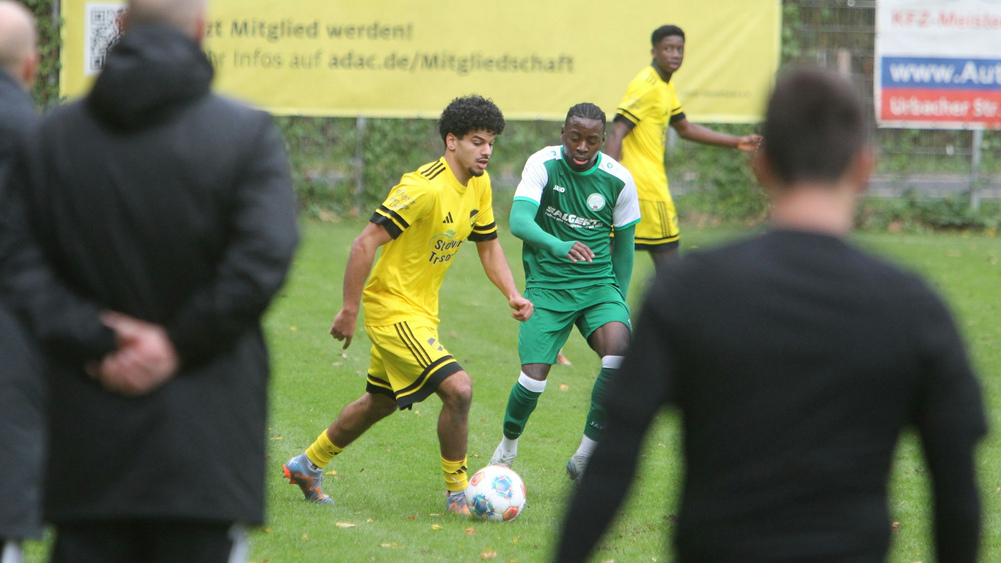 Schenken sich nichts: Joussef Saidi (links) vom 1. FC Spich und Ilias Lelo vom FV Bad Honnef.