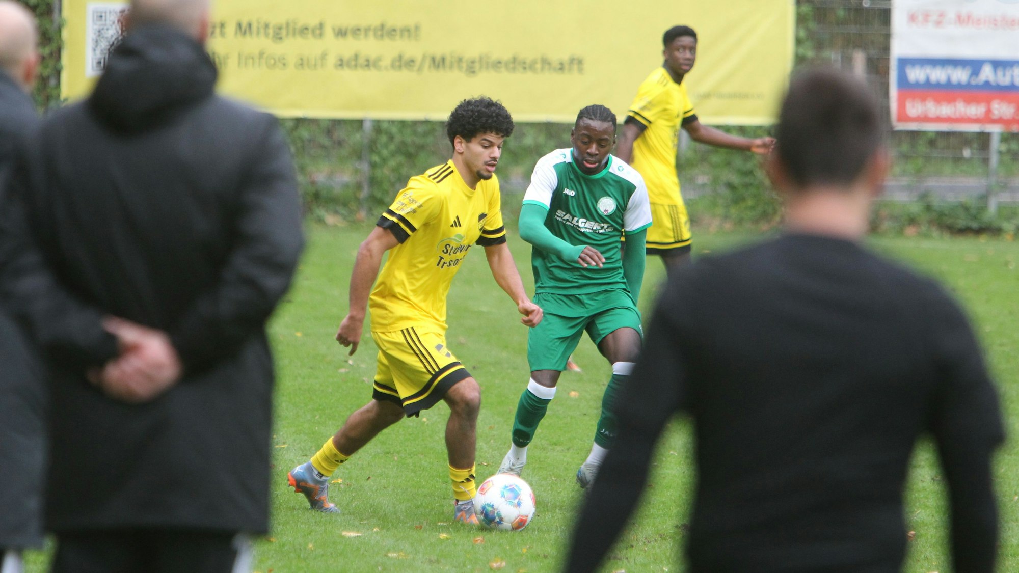 Schenken sich nichts: Joussef Saidi (links) vom 1. FC Spich und Ilias Lelo vom FV Bad Honnef.