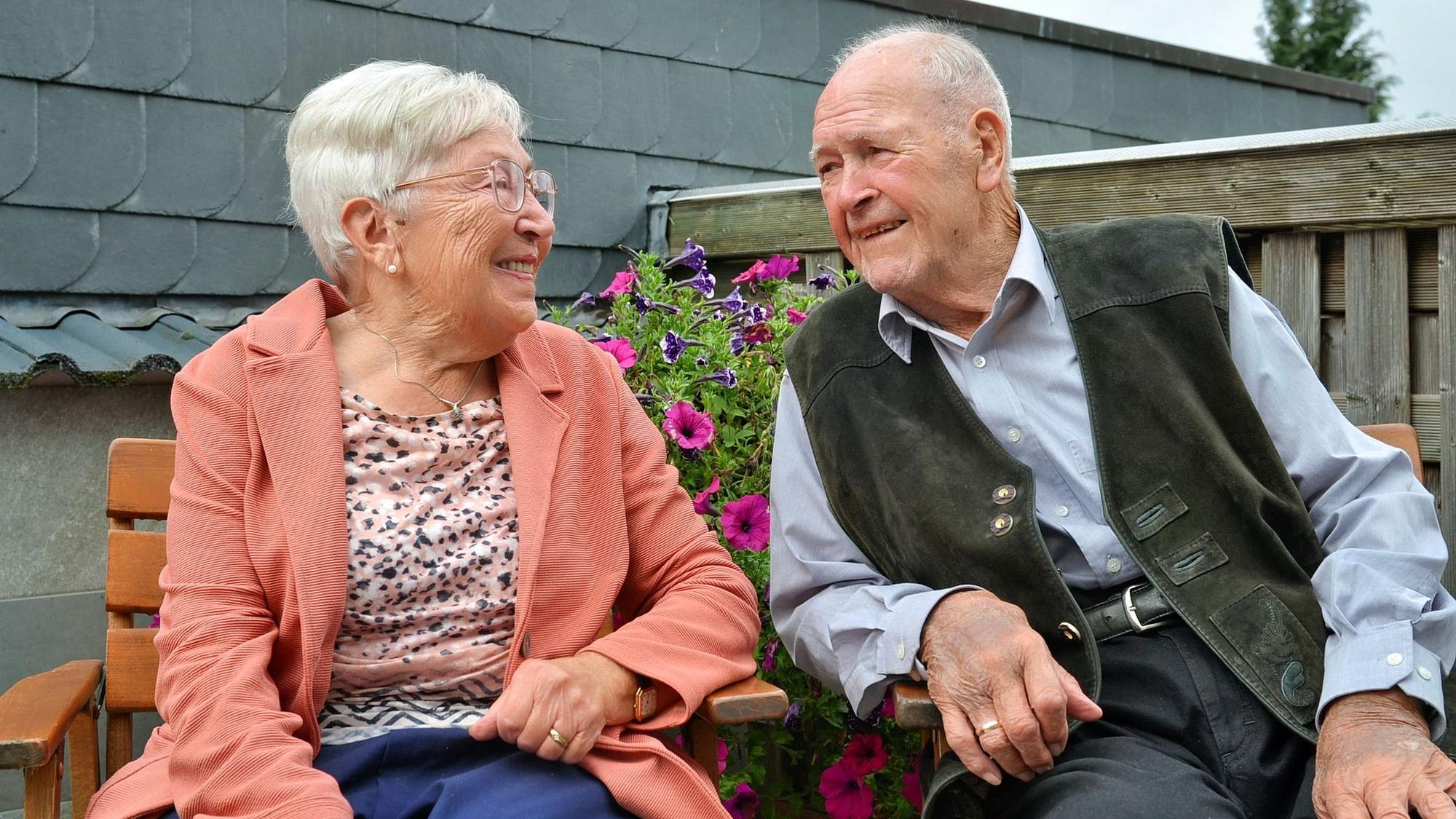 Katharina und Peter Nücken sitzen nebeneinander auf einer Bank.