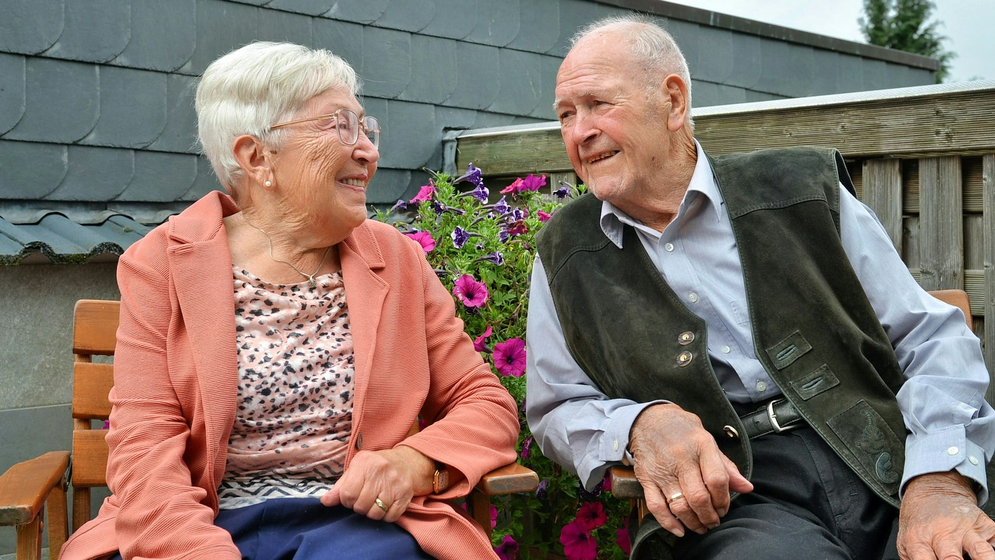 Katharina und Peter Nücken sitzen nebeneinander auf einer Bank.