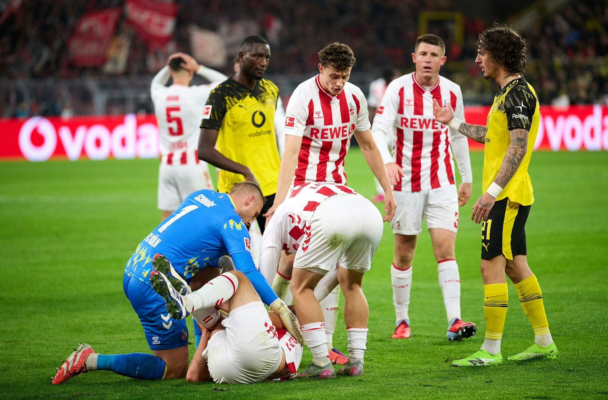 Offenbar schwer verletzt: Timo Hübers umringt von seinen Kölner Mitspielern