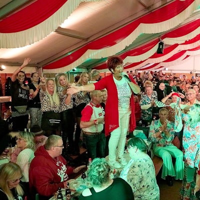 Auf einem Biertisch stand Marita Köllner bei ihrem Auftritt.