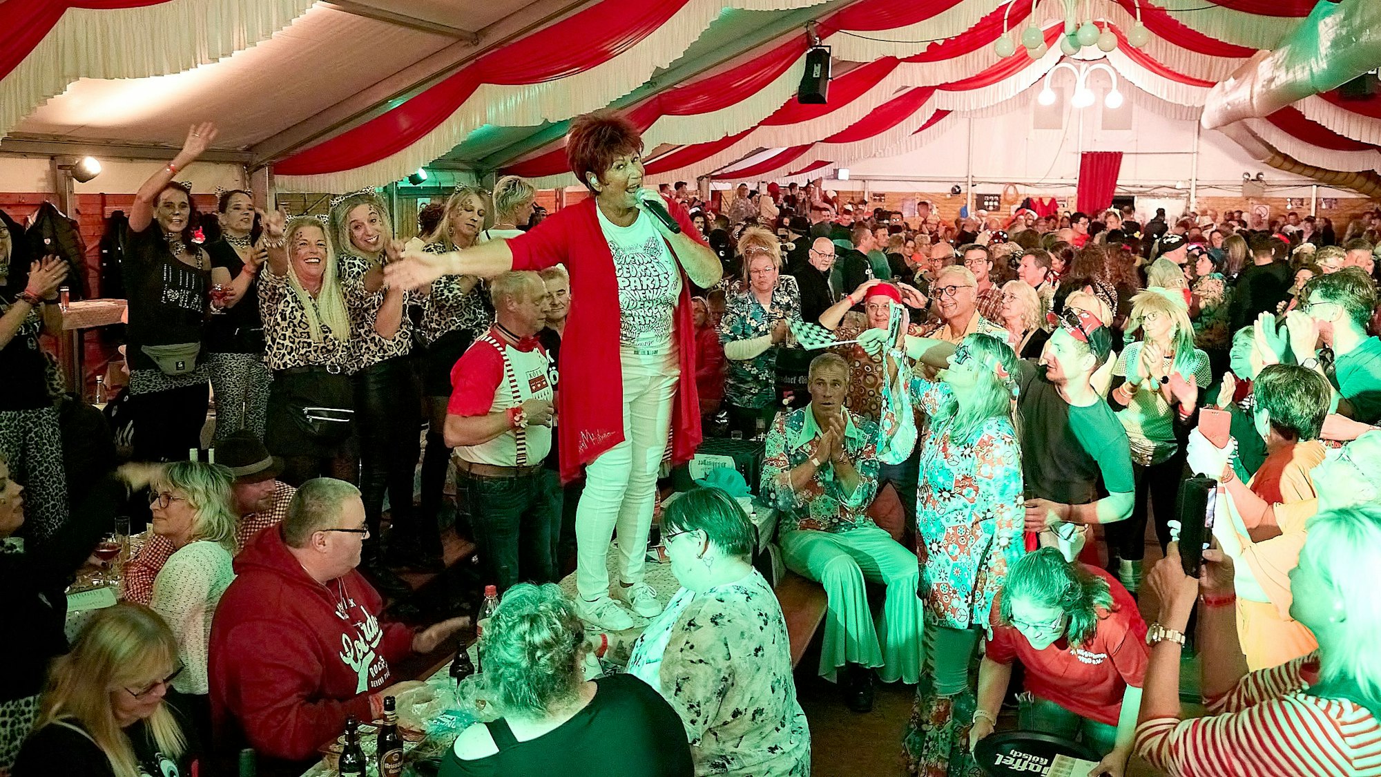 Auf einem Biertisch stand Marita Köllner bei ihrem Auftritt.