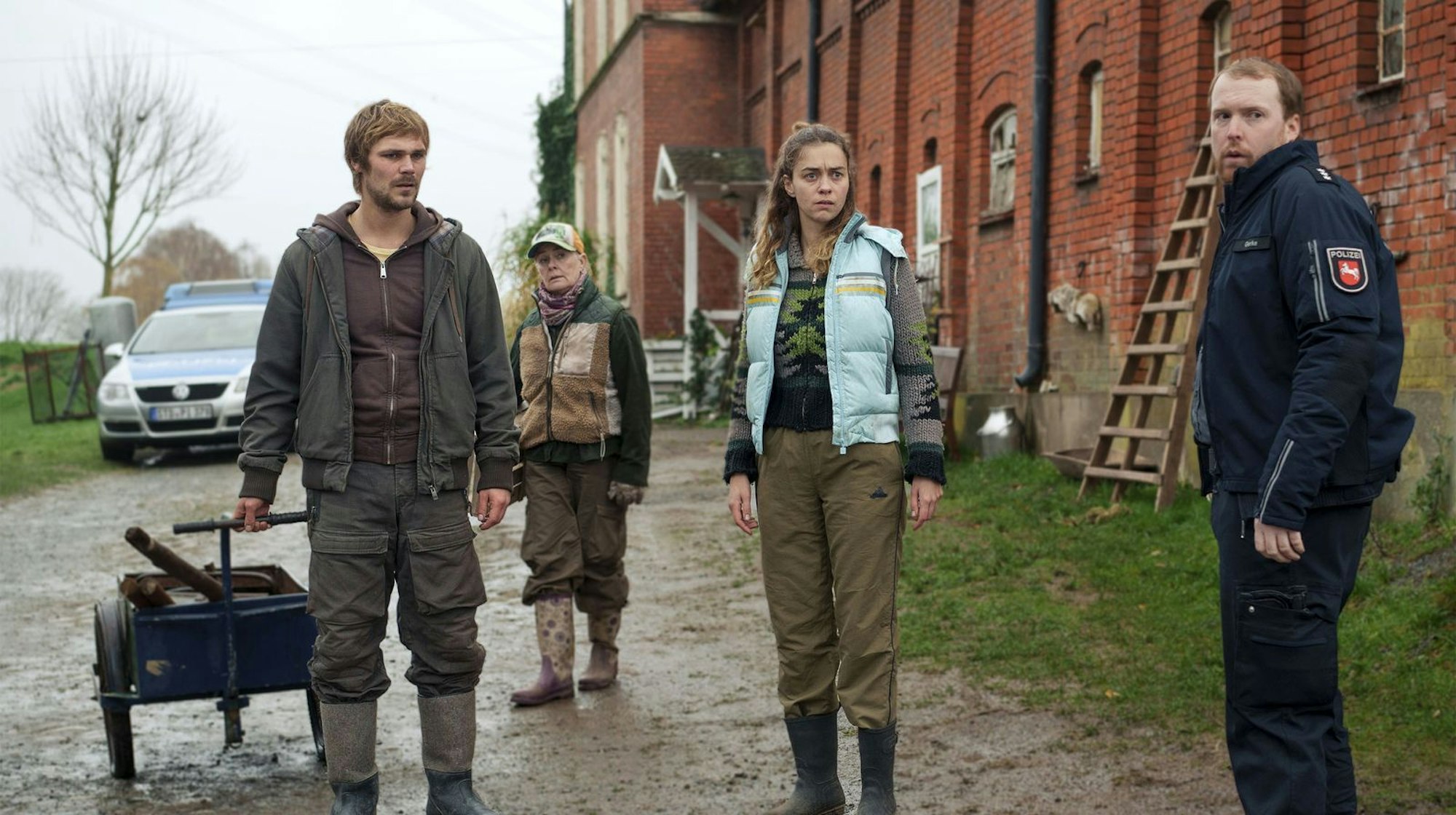 Ermittlungen auf dem Biohof der Feldhusens (von links): Sven Feldhusen (Henning Flüsloh), seine Mutter Marlies Feldhusen (Lina Wendel) sowie Partnerin Frauke (Ronja Herberich) bekommen nach dem Tod ihres Landarbeiters Besuch von Polizist Olaf Gehrke (Ole Fischer). (Bild: NDR/Christine Schroeder)