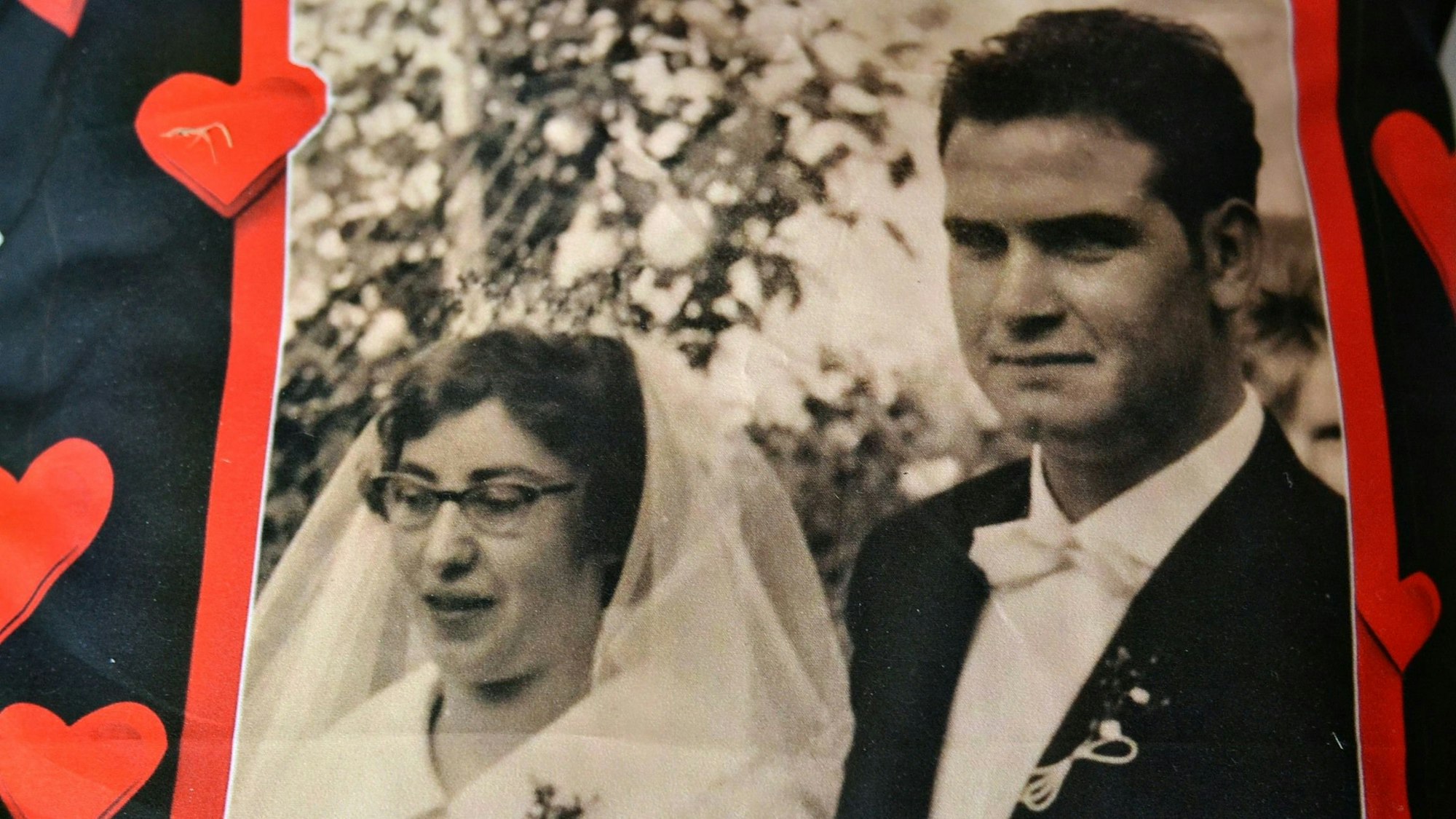 Das Schwarz-Weiß-Foto zeigt die Eheleute Katharina und Peter Nücken bei ihrer Hochzeit.