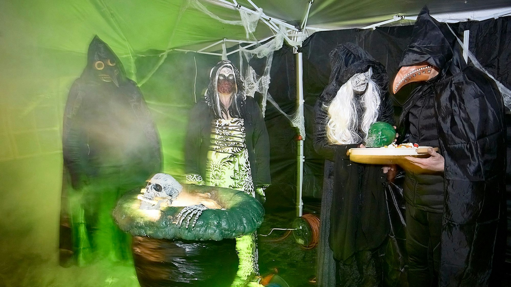 In der Monschauer Innenstandt waren wieder allerhand Geister unterwegs. Vier Personen in schaurigen, dunklen Kostümen sind zu sehen.