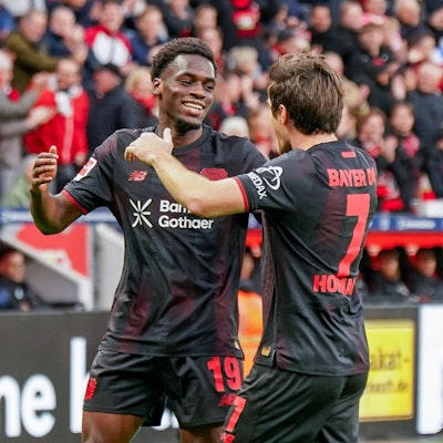 Ernest Poku und Jonas Hofmann jubeln.