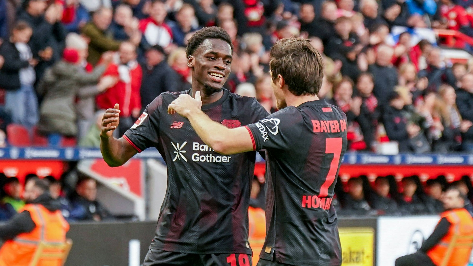 Ernest Poku und Jonas Hofmann jubeln.