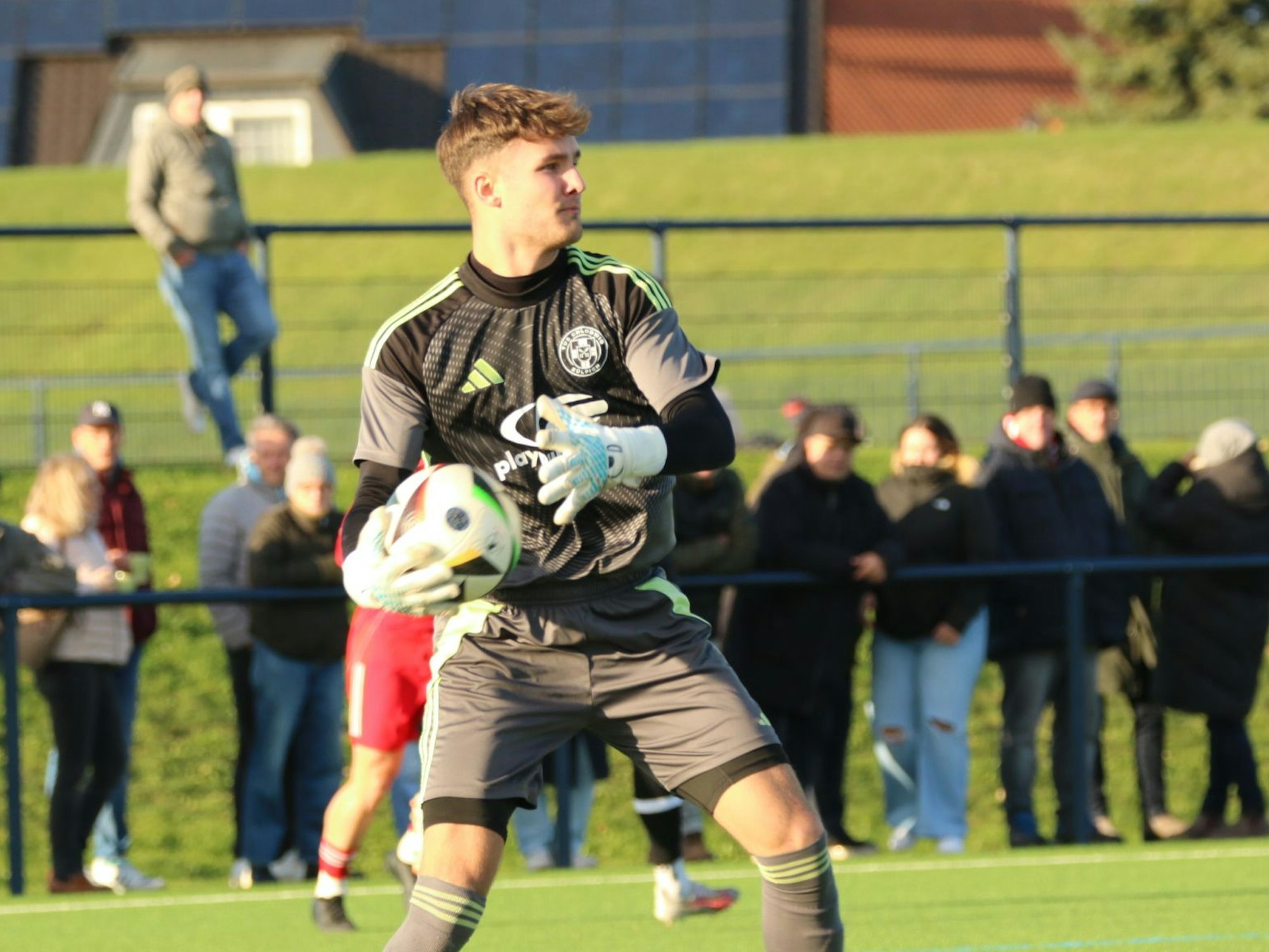 Torwart Jan Beyers beim Abwurf.