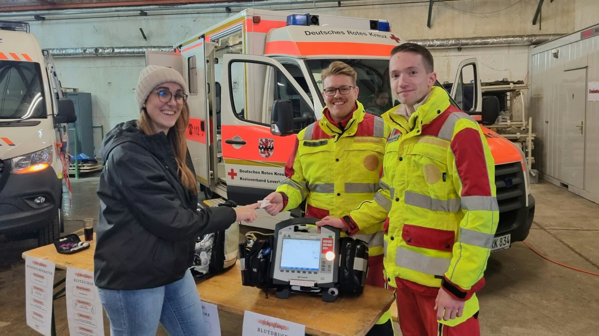 Gemeinsam mit Kolleginnen und Kollegen klärt Luka Sturm (l.) über die Aufgaben des Rettungsdienstes auf.