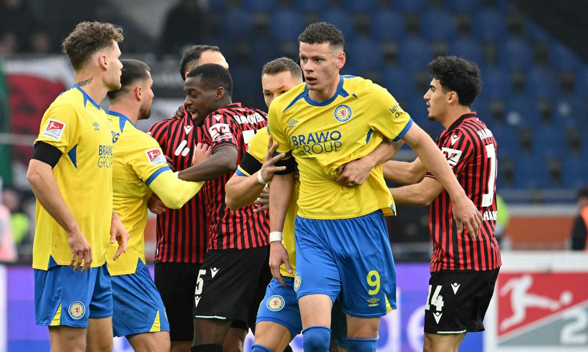 Frühe Rote Karte: Braunschweigs Erencan Yardimci (2.v.r.) muss gegen Hannover schon nach 20 Minuten vom Platz.