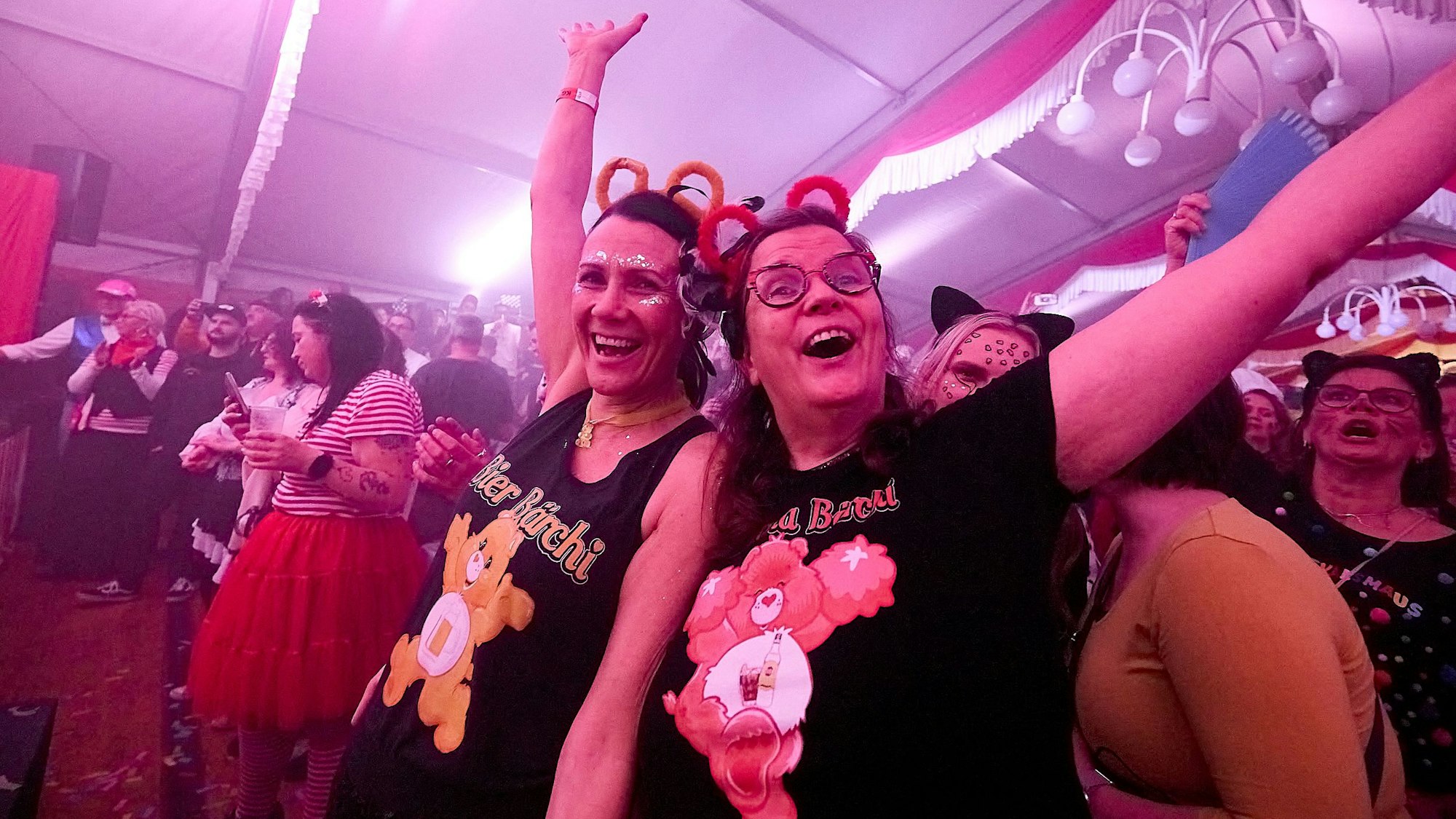 Zwei Frauen in Kostümen feiern im Festzelt in Mechernich-Strempt.