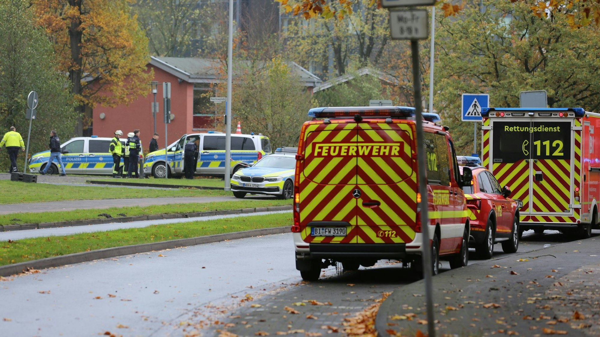 In Bielefeld hat die Polizei einen Platz großräumig abgesperrt.