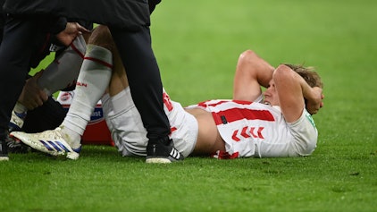 Timo HUEBERS Hübers, K liegt verletzt auf dem Rasen, verletzt, Verletzung, Fussball 1. Bundesliga, 8.Spieltag, matchday8, Borussia Dortmund DO - 1. FC Koeln K 1-0 am 25.10.2025 in Dortmund/ Deutschland. UEFA regulations prohibit any use of photographs as image sequences and/or quasi-video  *** Timo HUEBERS Hübers, K lies injured on the grass, injured, injury, Football 1 Bundesliga, 8 Matchday, matchday8, Borussia Dortmund DO 1 FC Koeln K 1 0 on 25 10 2025 in Dortmund Germany UEFA regulations prohibit any use of photographs as image sequences and or quasi video Â
