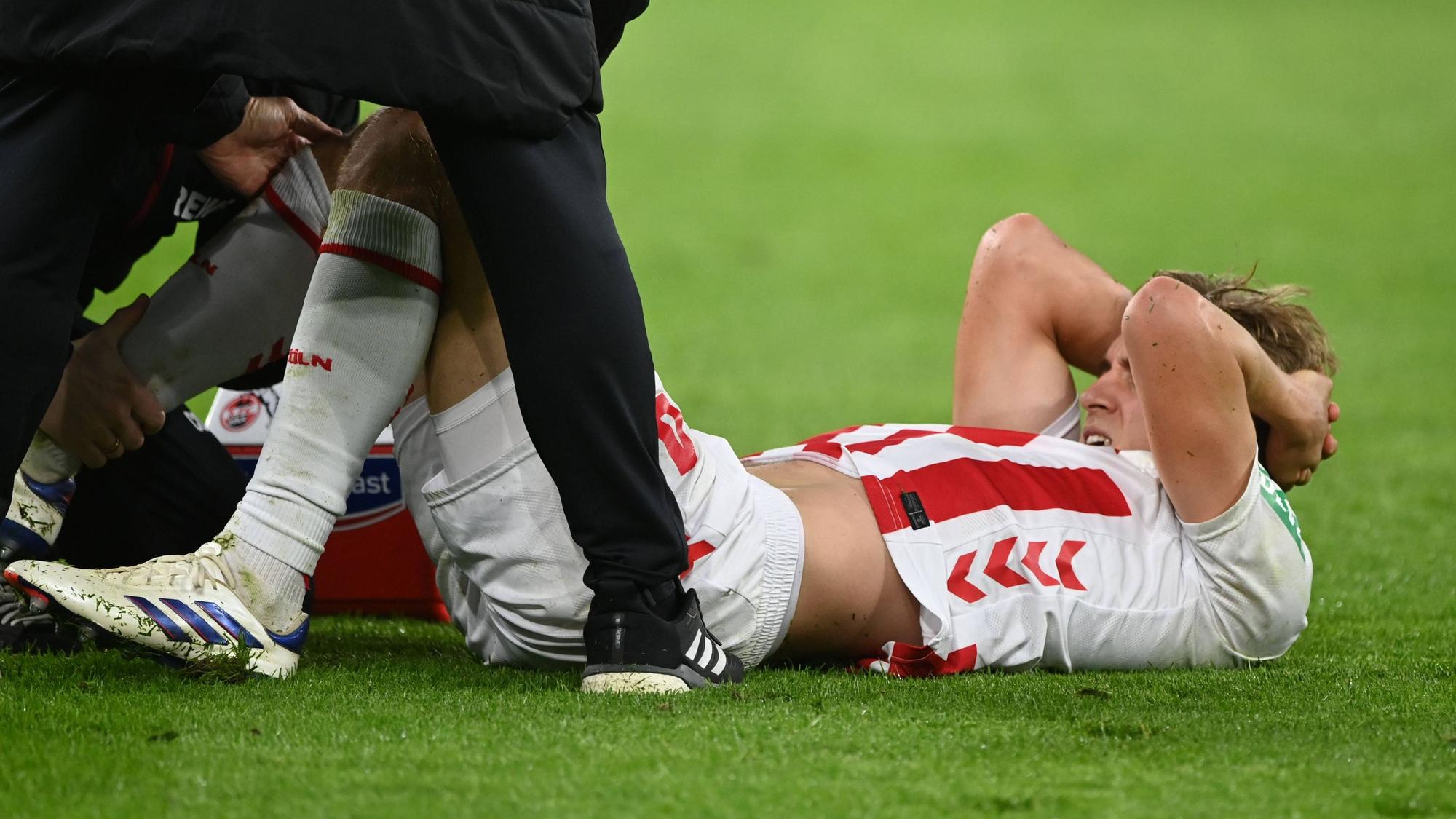 Timo HUEBERS Hübers, K liegt verletzt auf dem Rasen, verletzt, Verletzung, Fussball 1. Bundesliga, 8.Spieltag, matchday8, Borussia Dortmund DO - 1. FC Koeln K 1-0 am 25.10.2025 in Dortmund/ Deutschland. UEFA regulations prohibit any use of photographs as image sequences and/or quasi-video  *** Timo HUEBERS Hübers, K lies injured on the grass, injured, injury, Football 1 Bundesliga, 8 Matchday, matchday8, Borussia Dortmund DO 1 FC Koeln K 1 0 on 25 10 2025 in Dortmund Germany UEFA regulations prohibit any use of photographs as image sequences and or quasi video Â
