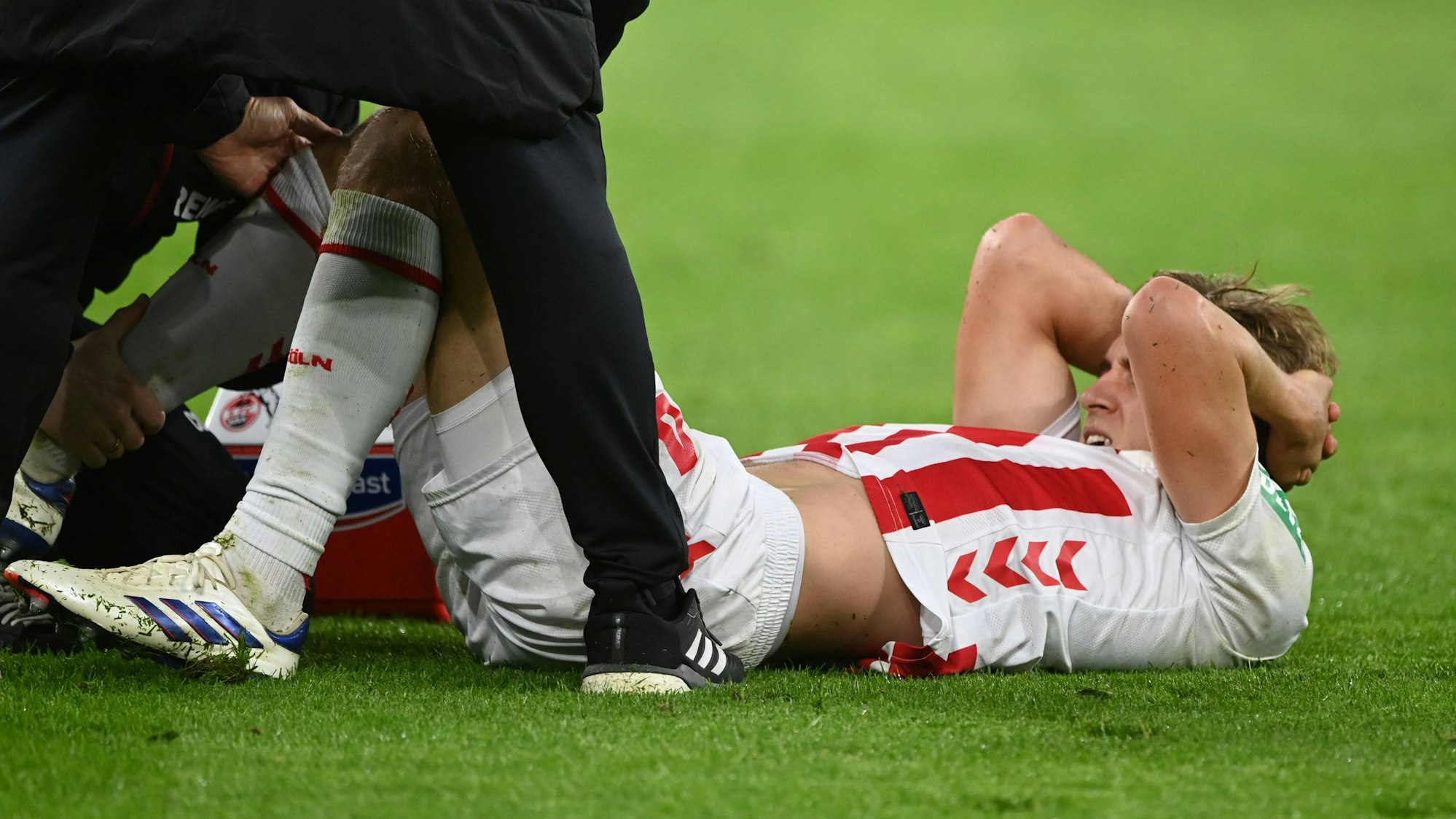 Timo HUEBERS Hübers, K liegt verletzt auf dem Rasen, verletzt, Verletzung, Fussball 1. Bundesliga, 8.Spieltag, matchday8, Borussia Dortmund DO - 1. FC Koeln K 1-0 am 25.10.2025 in Dortmund/ Deutschland. UEFA regulations prohibit any use of photographs as image sequences and/or quasi-video  *** Timo HUEBERS Hübers, K lies injured on the grass, injured, injury, Football 1 Bundesliga, 8 Matchday, matchday8, Borussia Dortmund DO 1 FC Koeln K 1 0 on 25 10 2025 in Dortmund Germany UEFA regulations prohibit any use of photographs as image sequences and or quasi video Â