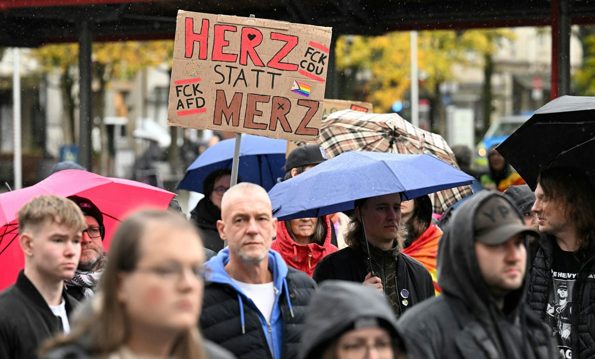 Mit Regenschirmen und selbstgebastelten Transparenten versammelten sich die Demonstranten auf dem Neheimer Markt.