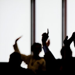 Abgeordnete heben bei einer Abstimmung am 24.04.2013 im Wiesbadener Landtag (Hessen) die Hände