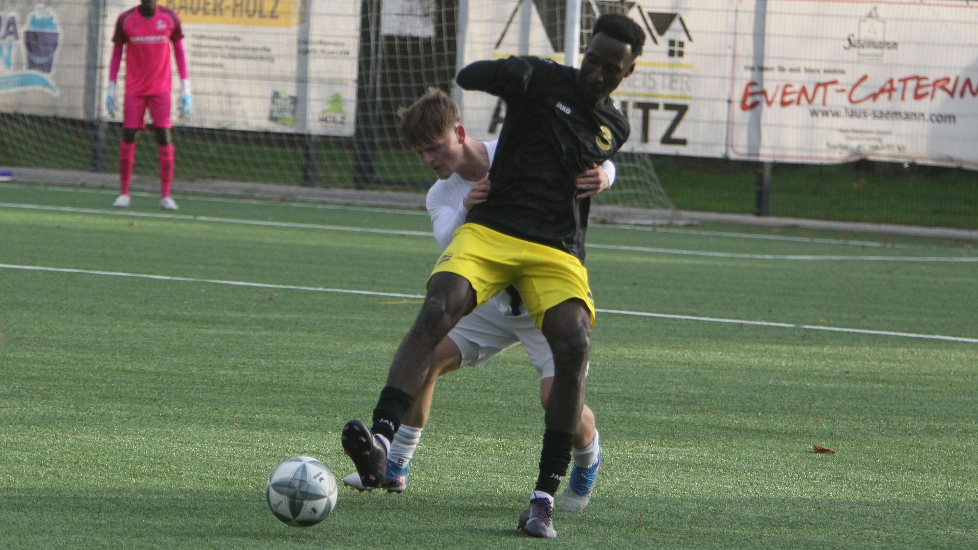 Oliver Gawenda (hinten) vom SSV 04 weicht Mike Owusu nicht von der Seite.