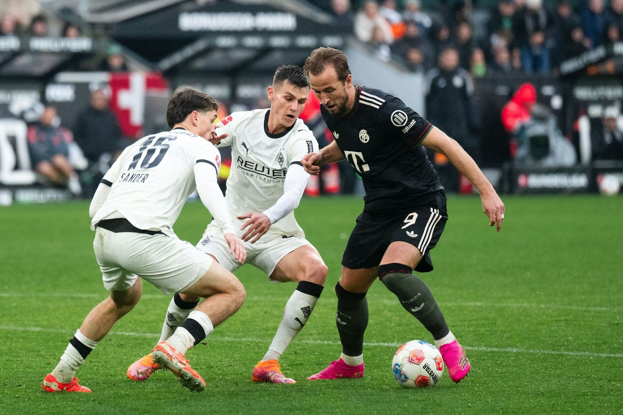 Für Kane (r) gab es diesmal kein Durchkommen.