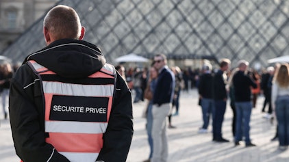 Die Polizei nahm zwei Verdächtige des Louvre-Kronjuwelen-Diebstahls fest: Bandendiebstahl und kriminelle Vereinigung vermutet.