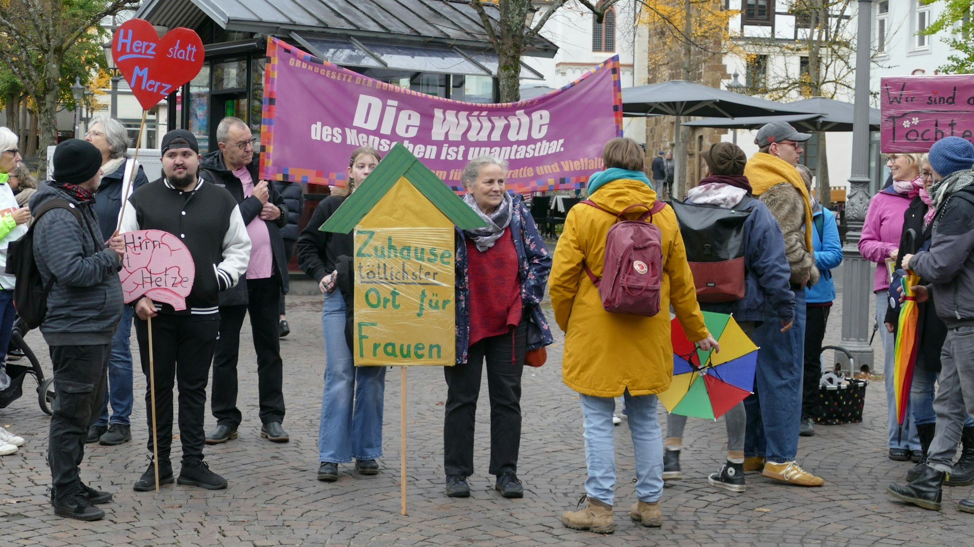 Auch in Siegburg gingen Menschen nach der Stadtbild-Aussage von Bundeskanzler Friedrich Merz auf die Straße.