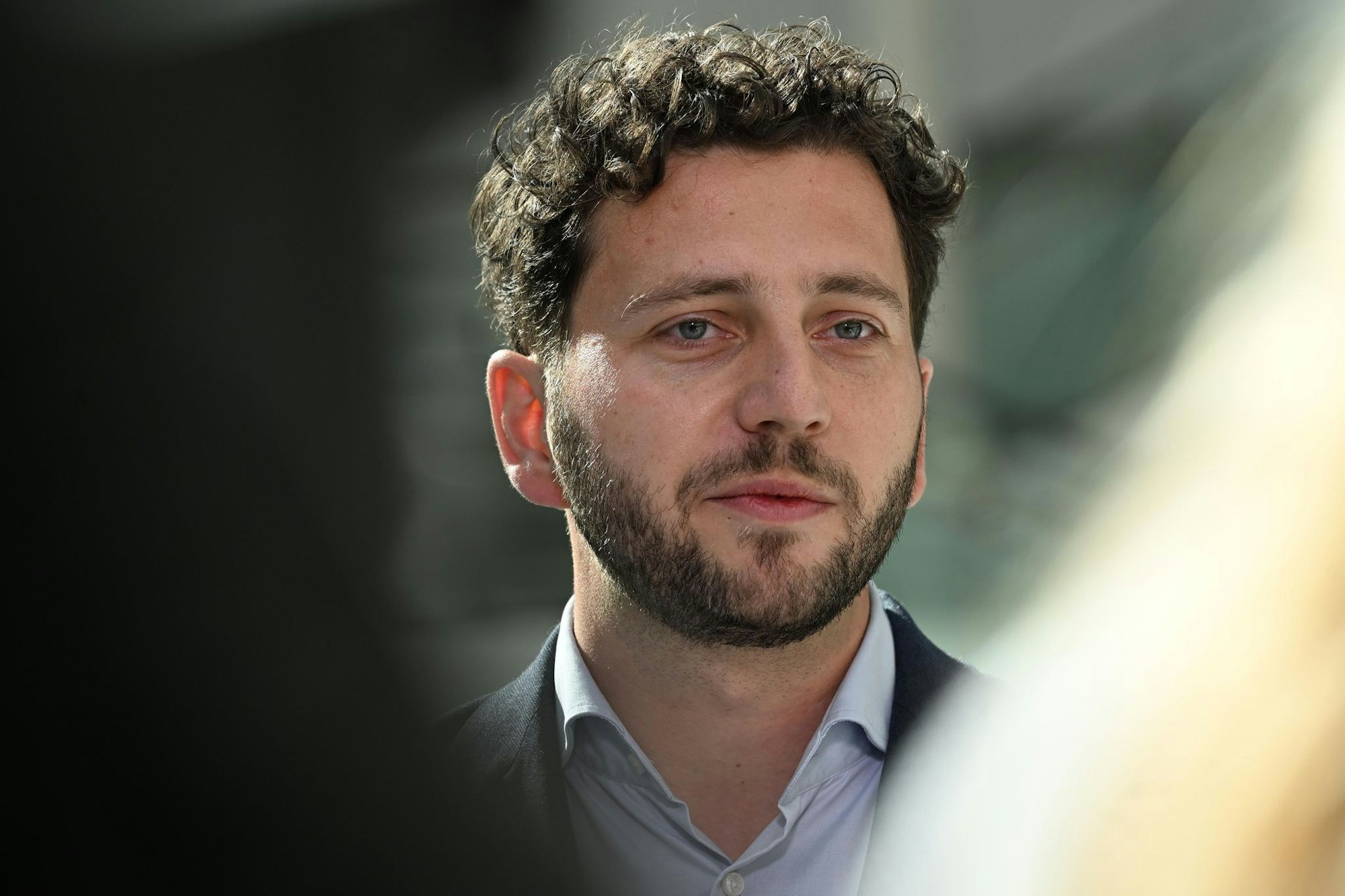 Die Aussagen des Kanzlers seien ihm zu pauschal, sagt der Co-Vorsitzende der Grünen, Felix Banaszak. (Archivbild)