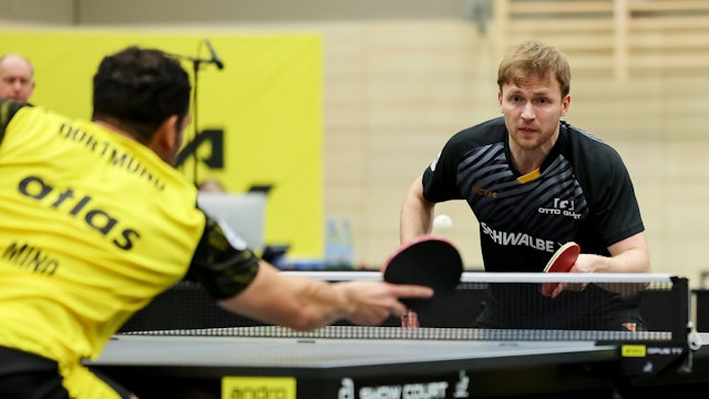 Benedikt Duda erwartet den Ball.