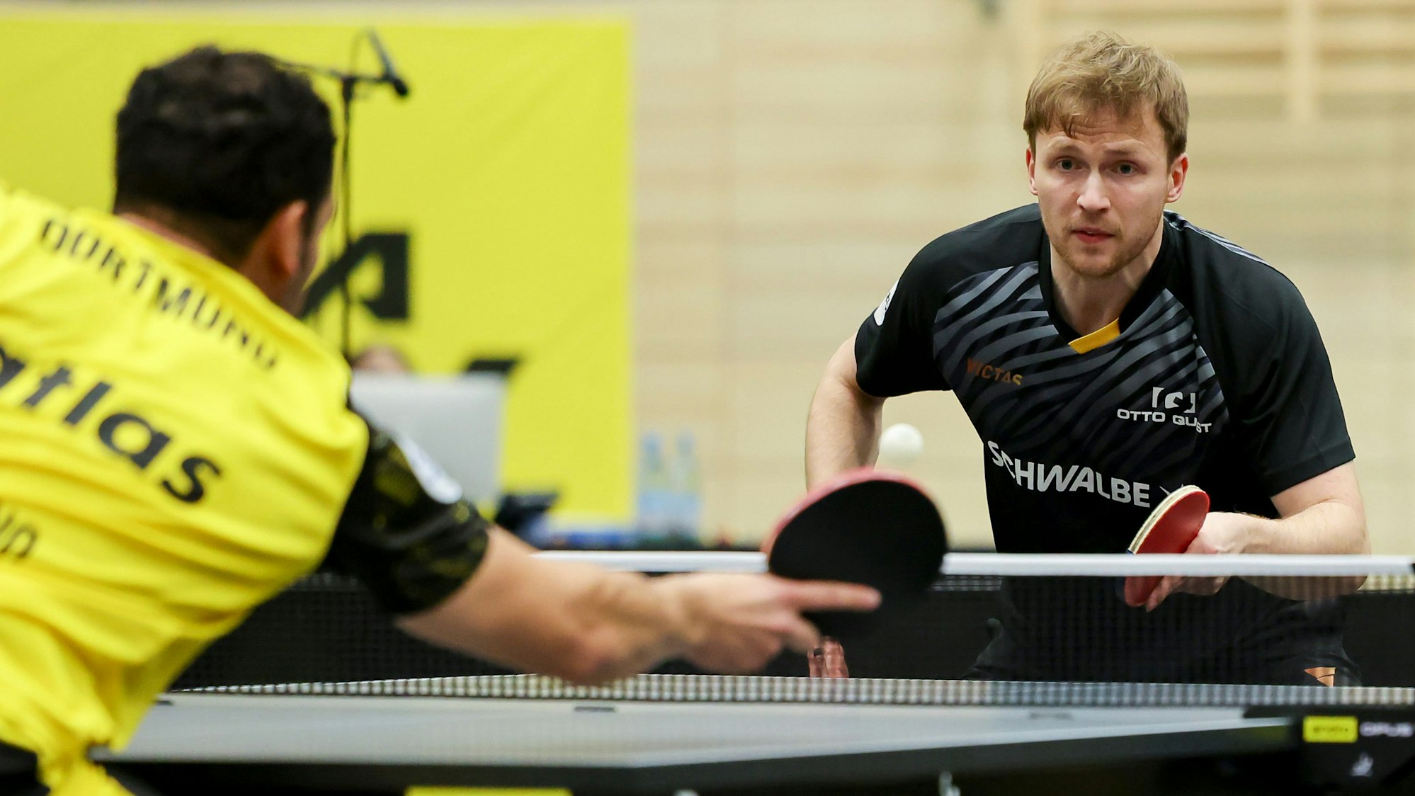 Benedikt Duda erwartet den Ball.