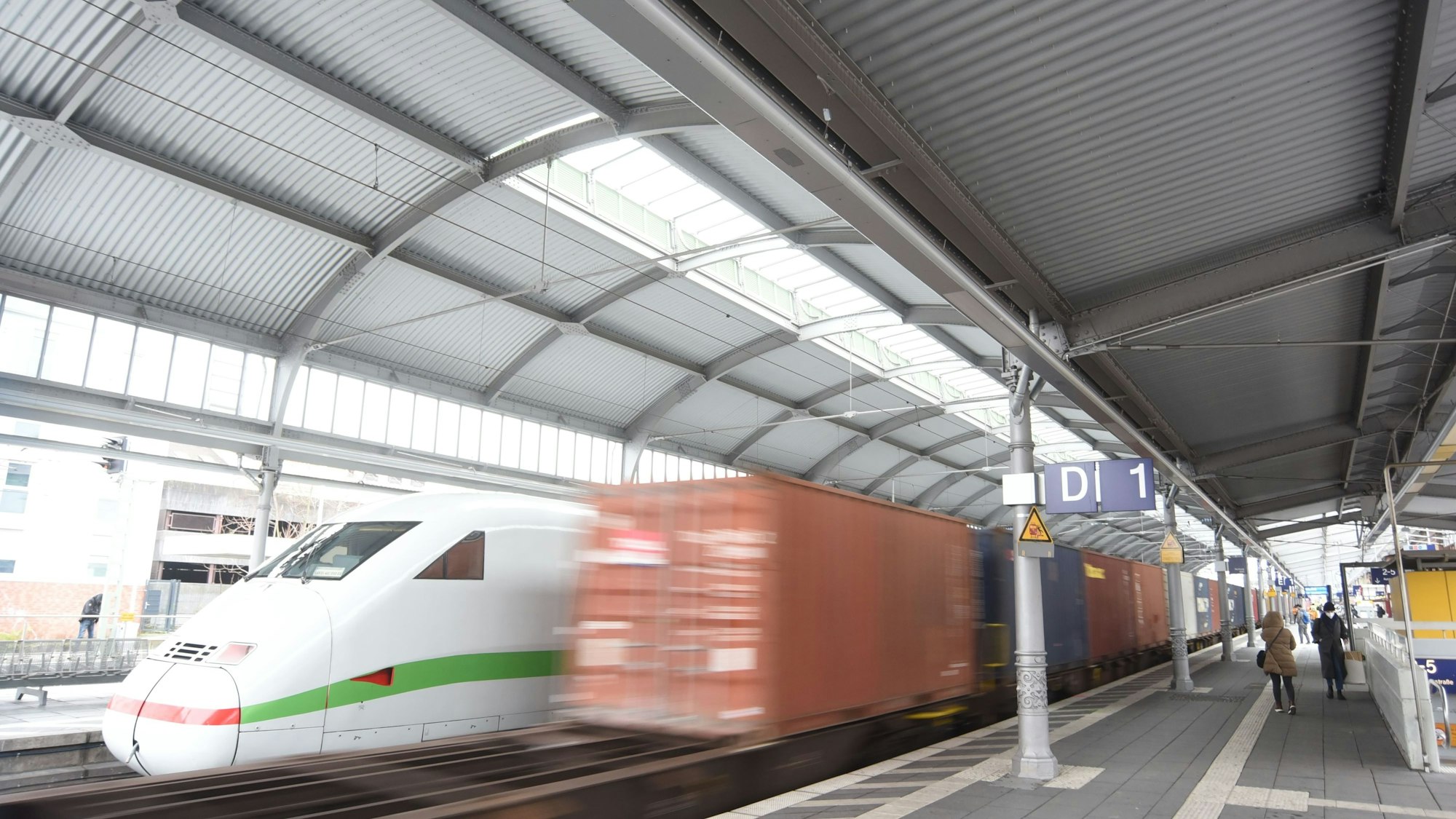 Das Bild zeigt den Bonner Hauptbahnhof. Foto: Alexander Schwaiger