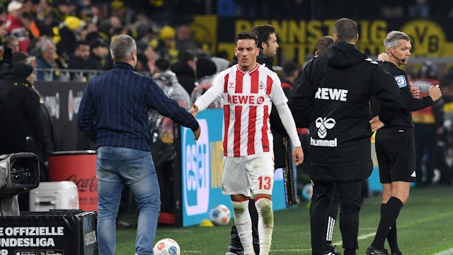 Said El Mala klatscht bei seiner Auswechslung mit Trainer Lukas Kwasniok ab.