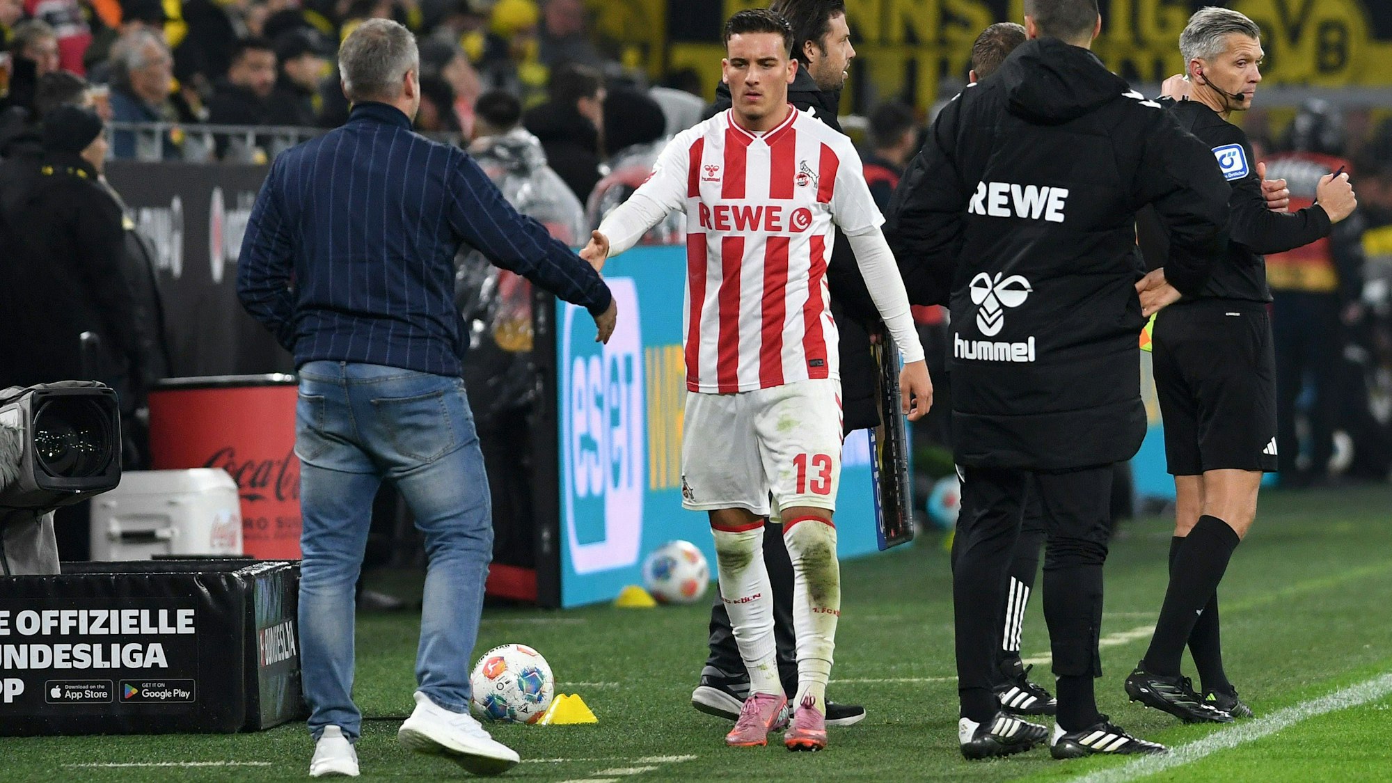 Said El Mala klatscht bei seiner Auswechslung mit Trainer Lukas Kwasniok ab.