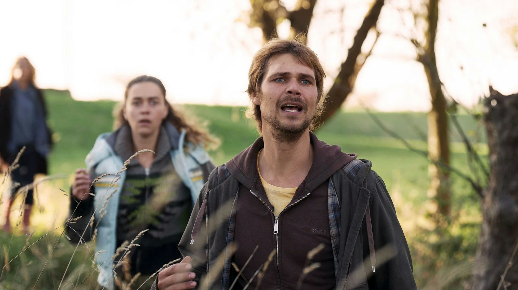 Das Ehepaar Feldhusen (Henning Flüsloh und Ronja Herberich) hat auf dem Familienhof wenig zu lachen. (Bild: NDR/Christine Schroeder)